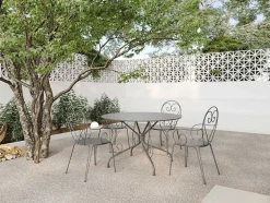 Metalen Tuineethoek Met Gietijzeren Stijl: Een Tafel D120 Cm En 4 Opstapelbare Fauteuils - Antraciet - Guermantes Van Mylia