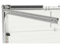 Sectionale Garagedeur Met Glad Effect En Centrale Witte Loopdeur Met Motor - Lavega